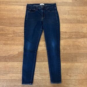 NWOT Gap 1969 dark wash high rise jeggings size 6
 b45